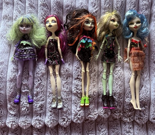 Monster high bundle includes - high,