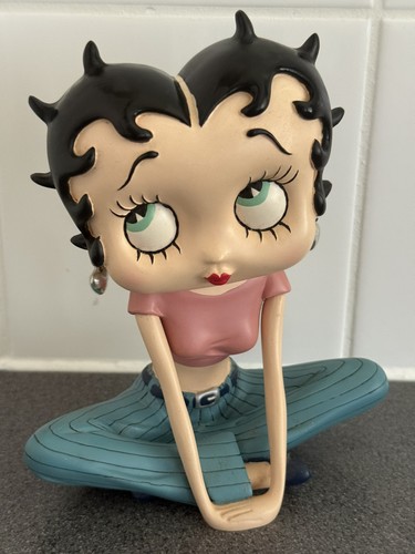 Betty boop figurine - betty, sitting