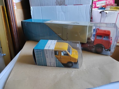 Boxed model vintage old - boxed,