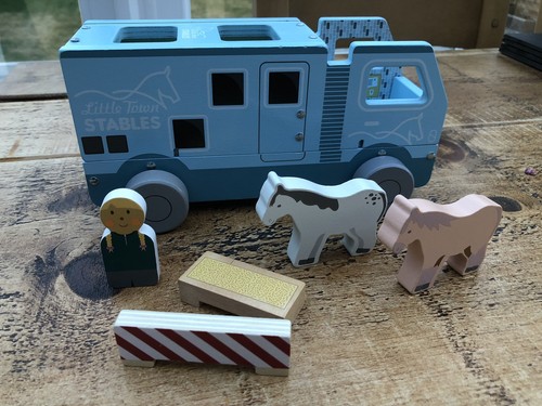 Little town wooden horse box - horse,