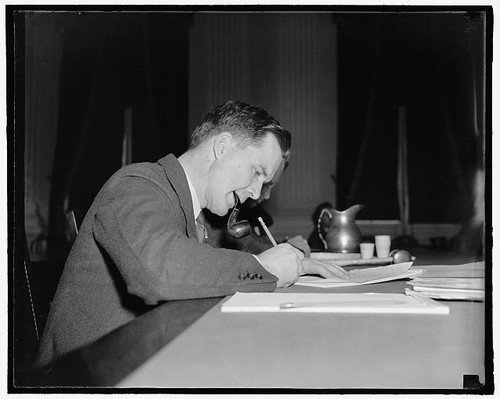 Photo 1930s man smoking pipe - photo:1930s,