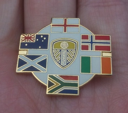Leeds united flags pin badge - pin,