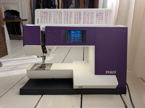 Pfaff expression 710 - 710, sewing