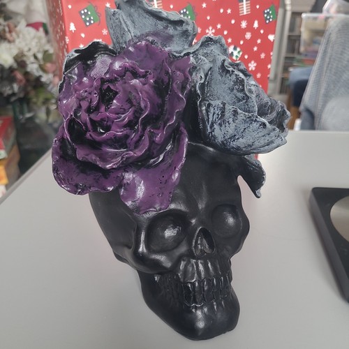 Skull roses figurine - &,