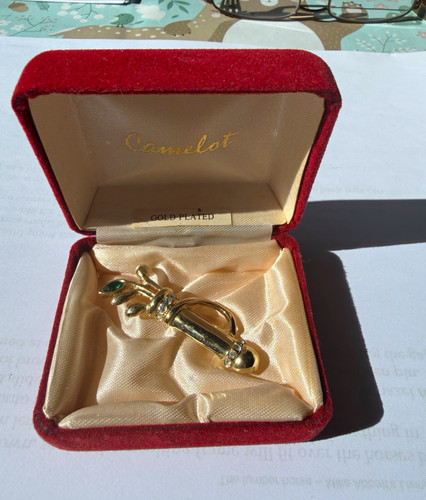 Camelot gold plated brooch - gold,