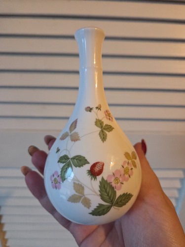 Wedgwood wild strawberry bone - wild,