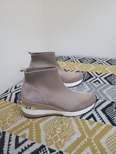 EUC Nude Dune London Engel