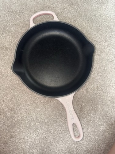 Creuset cast iron skillet - le,