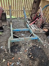 Tractor loader with rams