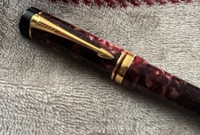 Parker Duofold Centennial Burgundy Marble Fountain Pen. 18kt Gold Nib.