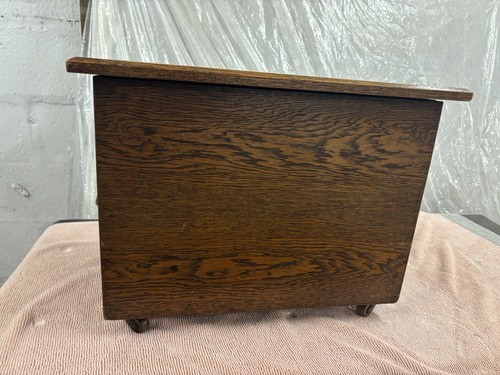 Small oak storage box with - oak,