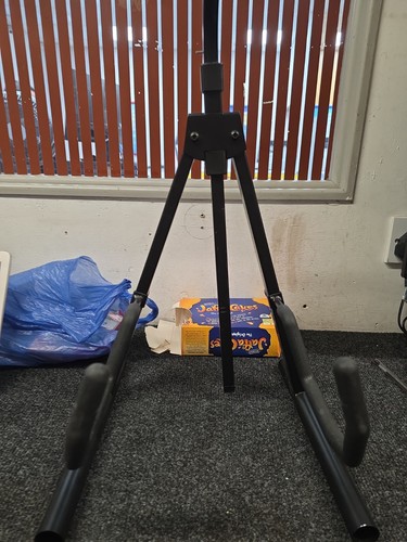 Quiklok guitar stand - quiklok, faulty