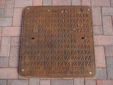 600mm x 600mm B125 12.5 Tonne Heavy Duty Sealed & Locking Manhole Cover Driveway