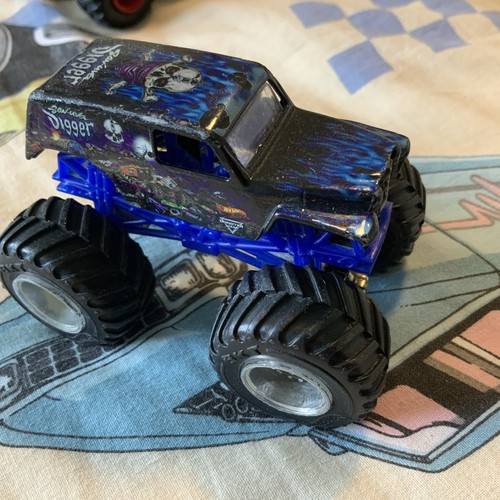 Hot wheels monster jam trucks - hot,
