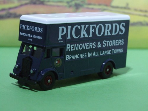 Lledo pickfords removers guy - pickfords,