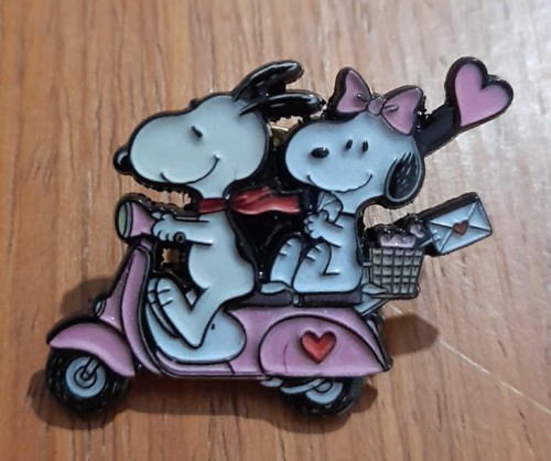 Snoopy belle pin badge - &,
