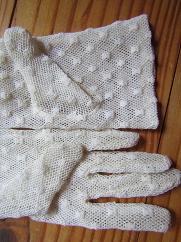 Vtg 1972 white - white, lace