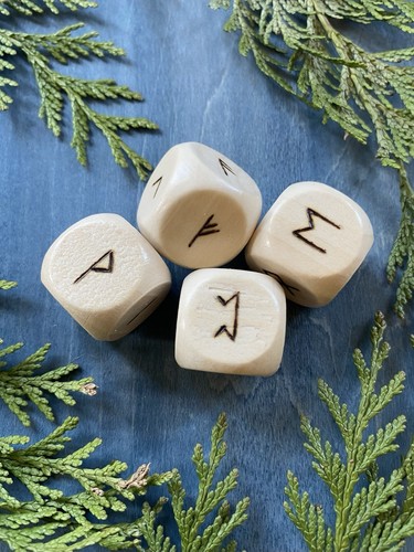 Set wooden rune dice elder - of,