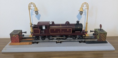 Gauge wooden display - 0, plinth