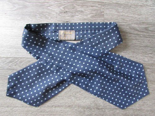 Early retro style blue dots - style,