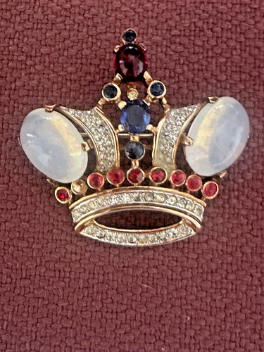 Trifari vintage crown brooch - trifari,