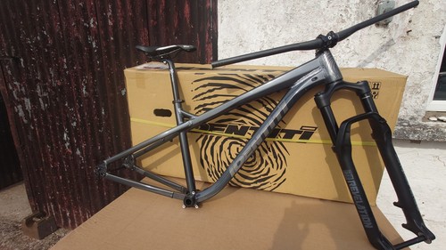 Identiti aka frame rockshox - aka,
