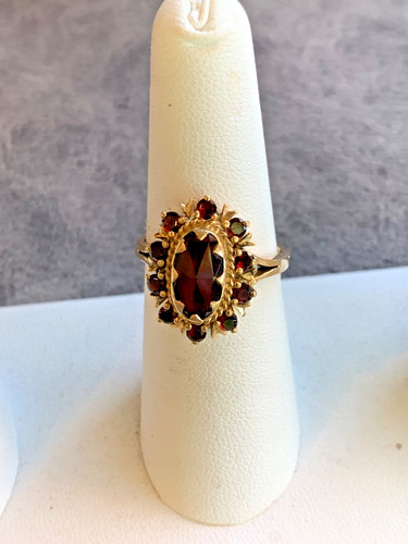 Gold and garnet ring - !8k,