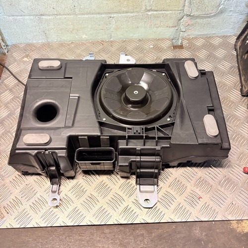 Range rover 2011 subwoofer - range,