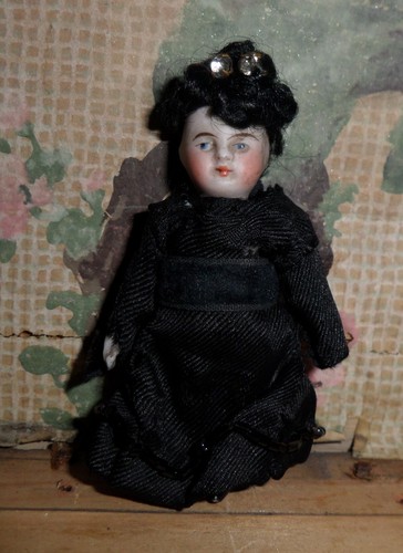 Antique german dolls house - dolls,