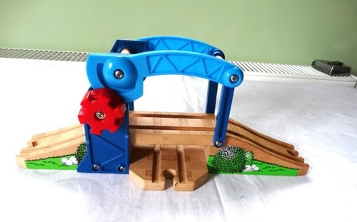 Thomas wooden railway lifting - thomas,