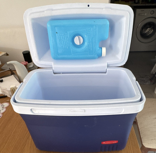 Rubbermaid blue white plastic - blue/white,