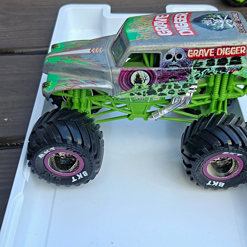 Monster jam grave digger - monster, 1:64