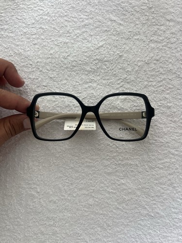 Chanel woman glasses model