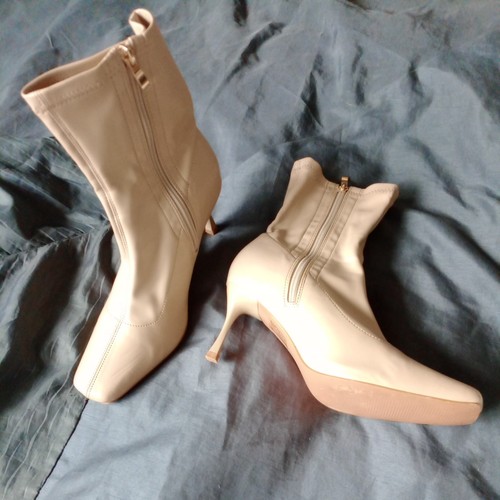 Cream square toe - boots, mid