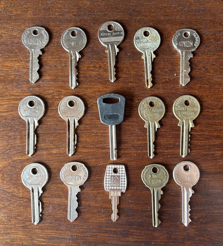 Old vintage keys mixed - 15,