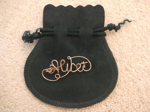 Alice name brooch gold - "alice",