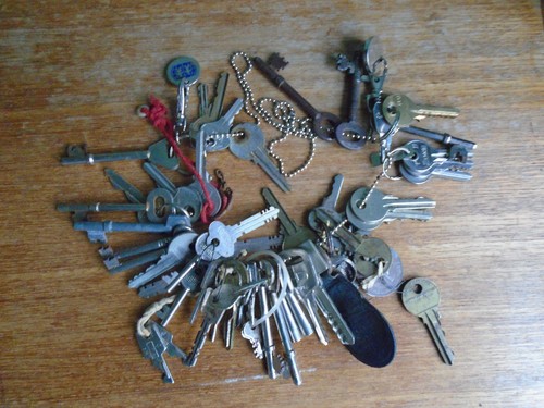 Bundle assorted keys - of,