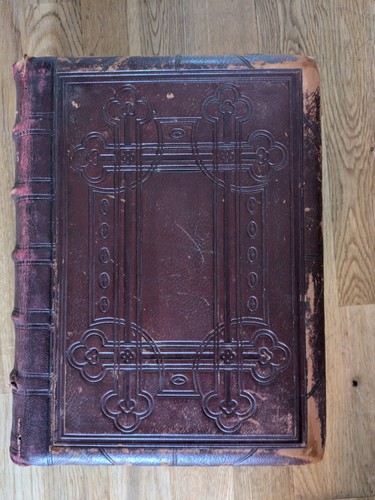 Large family devotional bible - large,