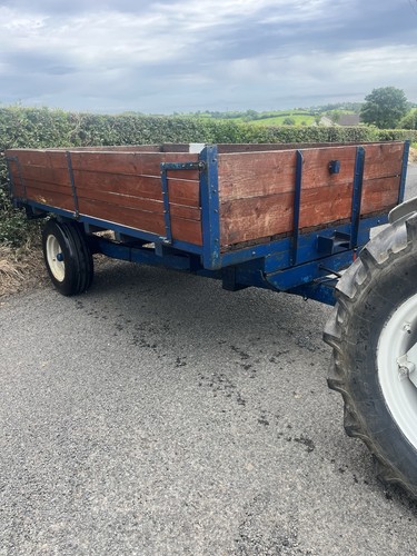 Tractor tipping trailer - x,