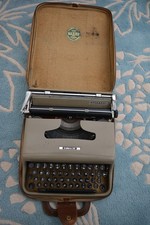 Vintage Olivetti Lettera 22