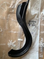 PEUGEOT 206 SEAT HINGE COVER PASSENGER SEAT RIGHT HAND COVER 8913FN GENUINE NEW