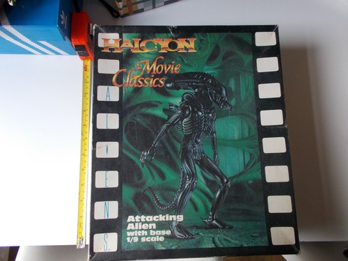 Halcyon attacking alien boxed - attacking,