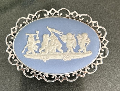 Wedgwood cherub playing brooch - wedgwood,
