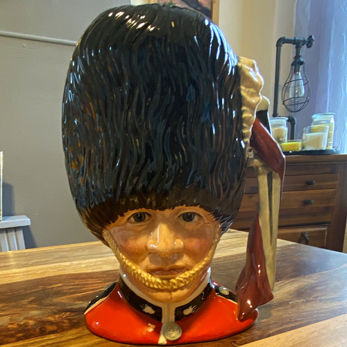 Royal doulton the guardsman - royal,