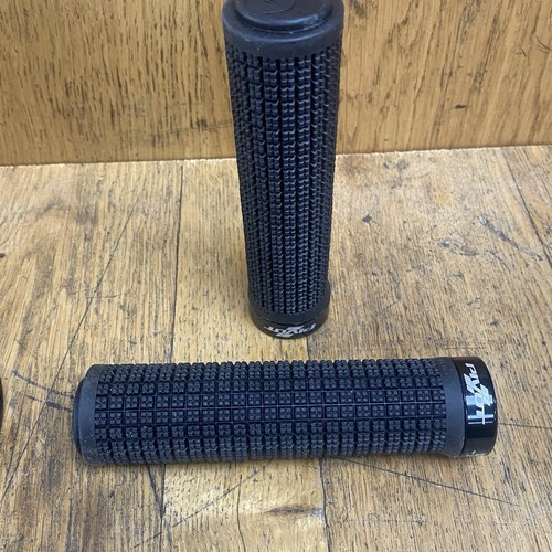 Pivot grip lock - pivot,