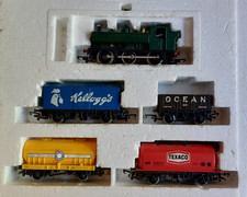 Hornby 00 Tank Locomotive + 4