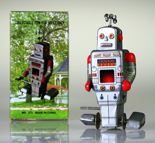 Retro tin side stepping robot - side,