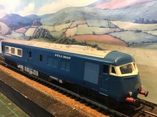 Triang R556 Blue Pullman unpowered driving trailer.