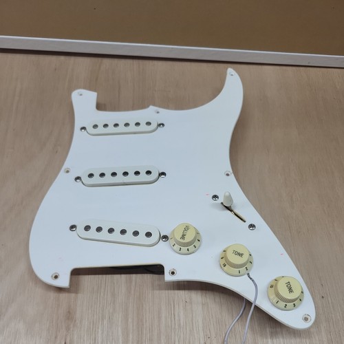 Fender white stratocaster - fender,