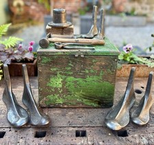 Vintwage cobblers box with six